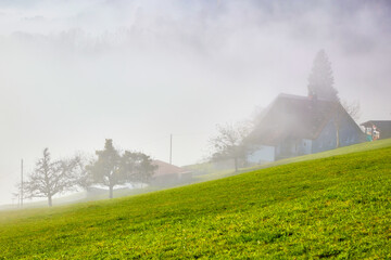 Alpenlandschaft in der Schweiz - Herbst und Nebel