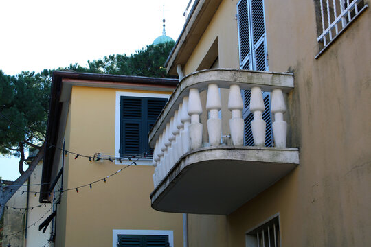 Facciata con balcone e luminarie