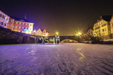 Zugefrorener Fluss bei Nacht
