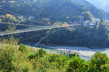 Obraz premium 秋の谷瀬の吊り橋 奈良県十津川村 Autumn Tanise suspension bridge Nara-ken Totsukawa village