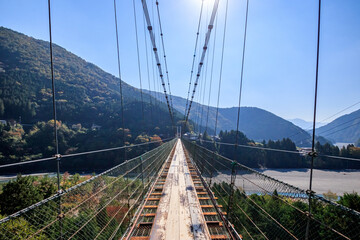 Fototapeta na wymiar 秋の谷瀬の吊り橋　奈良県十津川村　Autumn Tanise suspension bridge Nara-ken Totsukawa village