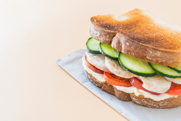 sandwich chicken with tomato and cucumber