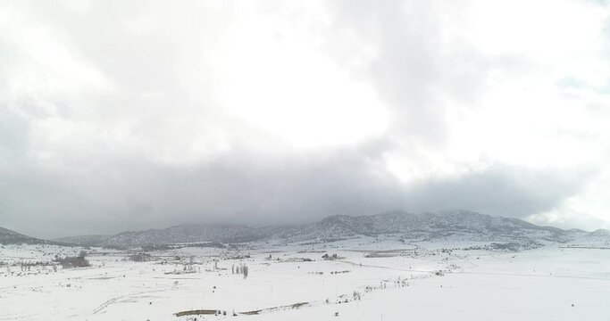 Nubes sobre monta&ntilde;a nevada