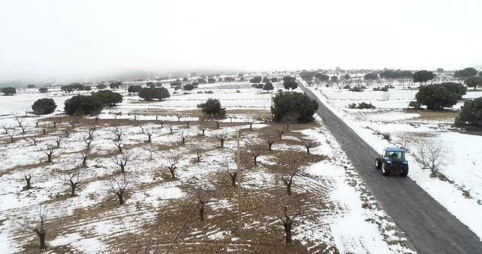 Carretera comarcal nevada con tractor drone 4k