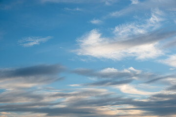 Schöner Himmel und Wolken Hintegrund natürlich