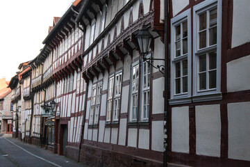 Romantische Fachwerkzeile in Einbeck; Blick vom Marktplatz in die Münsterstraße