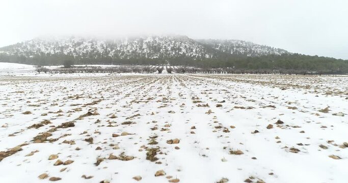 Paisaje agrario nevado a vista de drone 4k