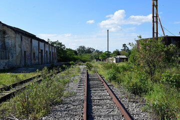 Obraz premium Old and abandoned railway and rails with rusty wooden sleepers in Brazil