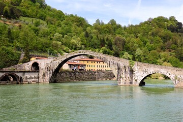 Fototapeta na wymiar Medieval bridge in Italy