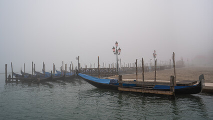 Fototapeta na wymiar Gondolas in Venice in the mist