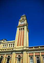 Fototapeta premium View of the clock tower of the Luz station with blue sky