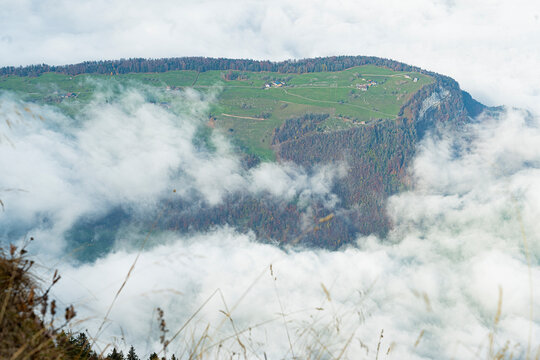Zinal auf dem Mueterschwandenberg im Nebel, Ennetmoos, Kanton Nidwalden, Schweiz