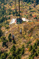 Obraz premium 長崎県雲仙市 雲仙仁田峠の紅葉とロープウェイ