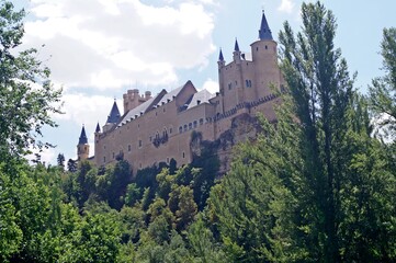 Fototapeta na wymiar Paisagem inferior da fachada do castelo de Segóvia / Espanha