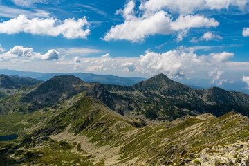 Fototapeta na wymiar Beautiful Retezat mountain scenery from Peleaga mountain peak in Romania