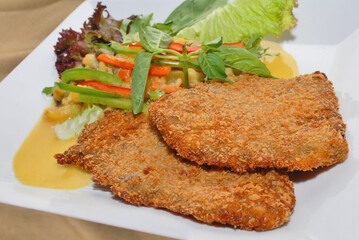 Veal escallop dish with piccadilly sauce 