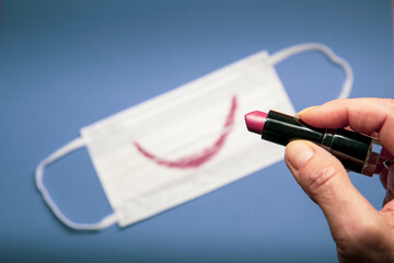 Mund Nasenschutz Maske mit aus Lippenstift gemaltem Lächeln