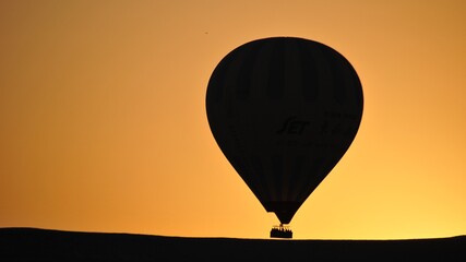 Balon nad Kapadocją w Turcji o wschodzie słońca © Pawel