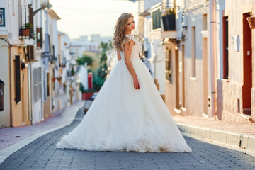 Fototapeta na wymiar Bride walking the streets of the old city