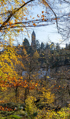 Herbstlicher Blick auf St. Nikolaus in Bensberg