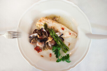 Fischteller mit Spargel