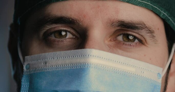 Medico dice di si con la testa e mascherina