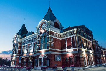 Obraz premium Samara. Building of the Samara academic drama theater named after M. Gorky in the evening