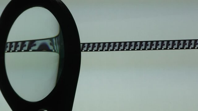 pellicola super 8mm vista con lente d'ingrandimento