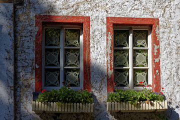 Fototapeta na wymiar Fenster, front, Fassade alt, lost place