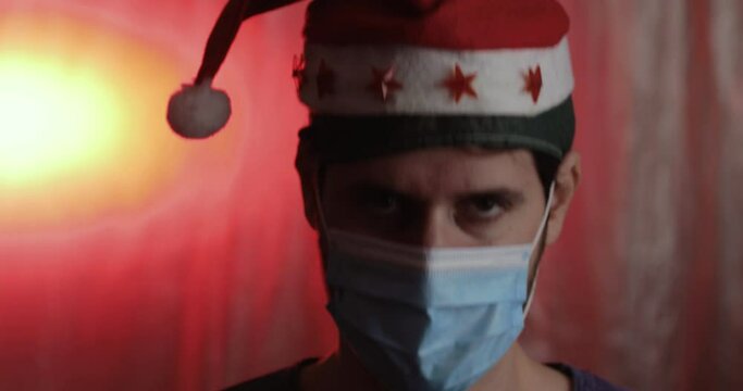 Medico festeggia il Natale con il cappello rosso