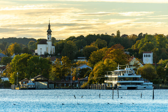 Sch&ouml;ne Abendstimmung am Starnberger See in Kempfenhausen / Percha: Blick auf Starnberg und den Hafen / Schiff sowie Kirche