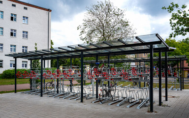 Fototapeta na wymiar Parkplatz für Fahrräder in Berlin Tegel