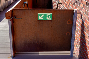 rostige Stahltür an einer Treppe