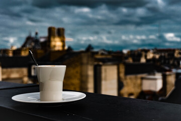 tasse de café sur un rooftop en ville