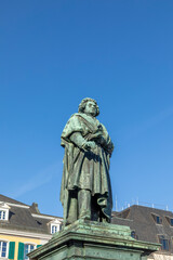 Fototapeta premium statue of famous composer Ludwig van Beethoven - located on Munsterplatz in the city of Bonn in Germany.