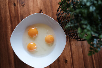 Rohe Eier in einem Teller, Spiegelei