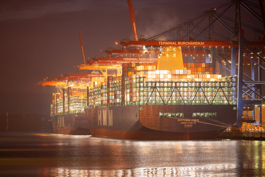 Container Terminal Eurogate Burchardkai in Hamburg, Beladen und Entladen von den Reederei Container Schiffen MSC, CMA CGM und HMM 
