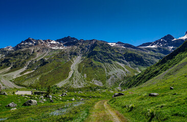 Fototapeta premium Refuge du Pré de la Chaumette - Vallée de Champoléon - Parc des écrins (Hautes-Alpes)