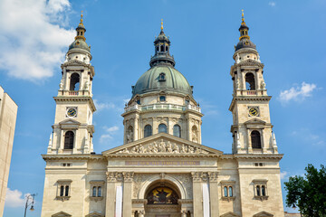 Fototapeta na wymiar St. Stephen basilica in Budapest, Hungary in a sunny day