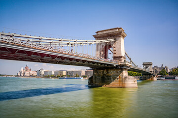Obraz premium View of the chain bridge in Budapest, Hungary on a sunny day