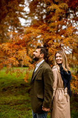 Fototapeta premium Young couple in the autumn park