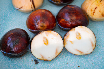 Huesos de aguacate empapados en agua, preparados para germinar