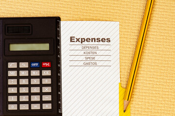 Una calculadora junto a una hoja de gastos y un lápiz. - obrazy, fototapety, plakaty
