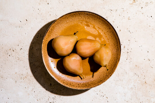 Poached pears with syrup