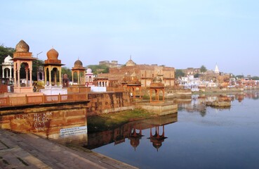 temple Machkund et le lac sacré à Dholpur Rajasthan INDE	