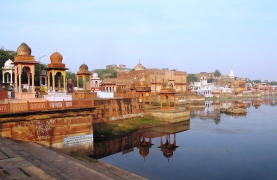 temple Machkund et le lac sacr&eacute; &agrave; Dholpur Rajasthan INDE	