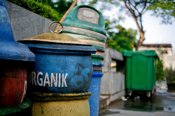 Fototapeta na wymiar garbage bin in the park