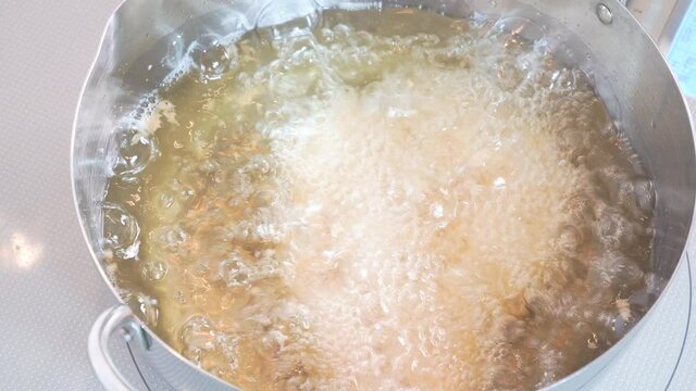 180度の油でとんかつを揚げている様子