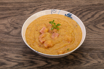 Peas cream soup with smoked ribs