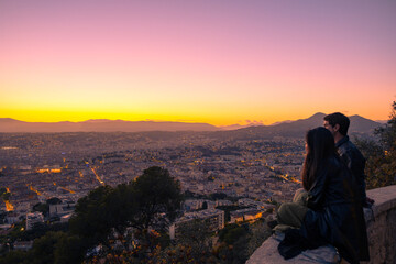 Menschen schauen auf die Stadt bei Sonnenuntergang